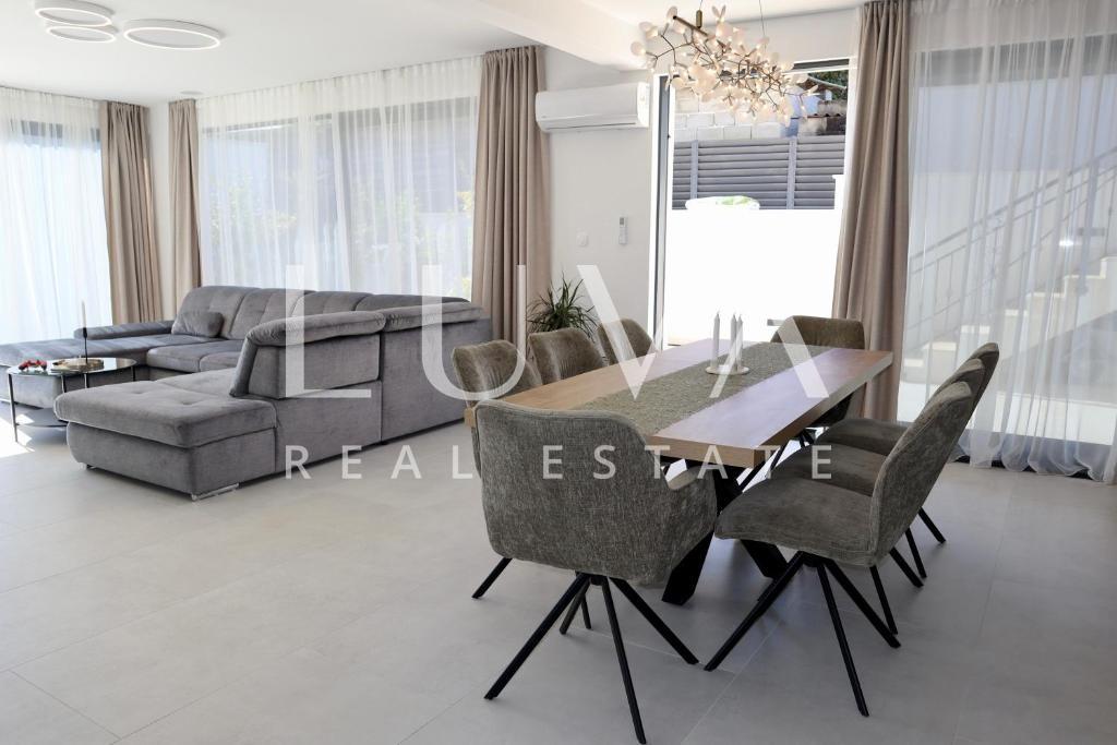 Šolta, Rogač, luksuzna vila s bazenom uz more na prodaju