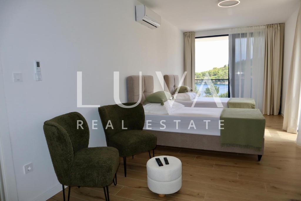 Šolta, Rogač, luksuzna vila s bazenom uz more na prodaju