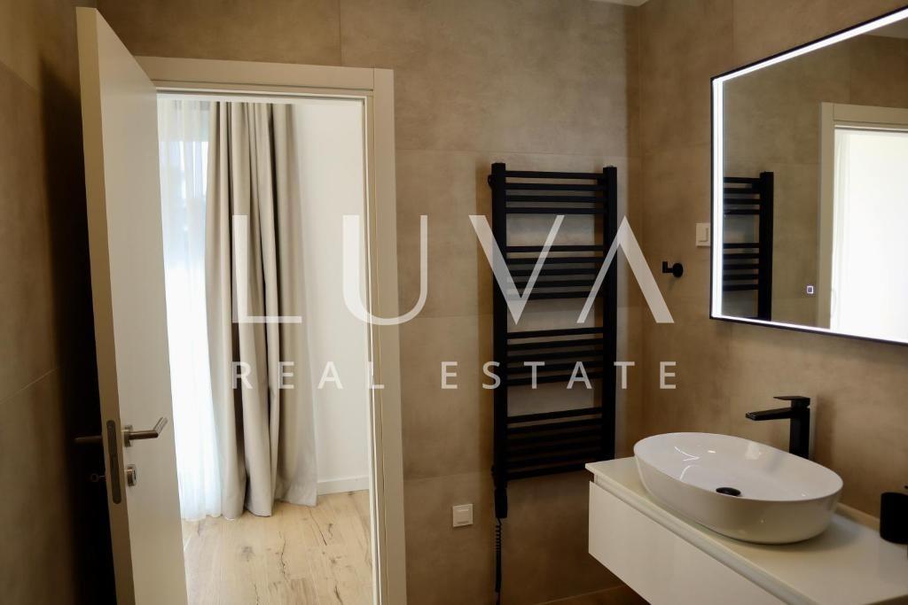 Šolta, Rogač, luksuzna vila s bazenom uz more na prodaju