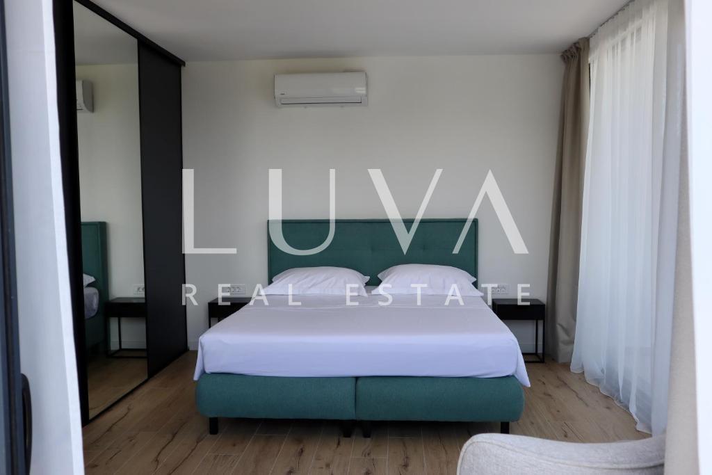 Šolta, Rogač, luksuzna vila s bazenom uz more na prodaju