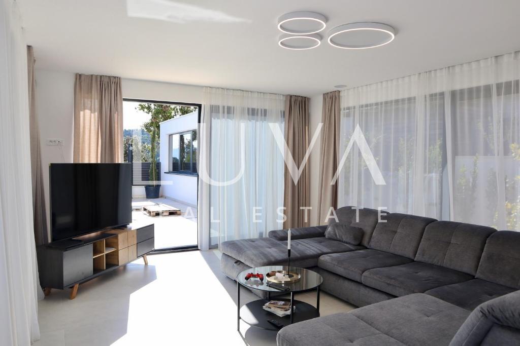 Šolta, Rogač, luksuzna vila s bazenom uz more na prodaju