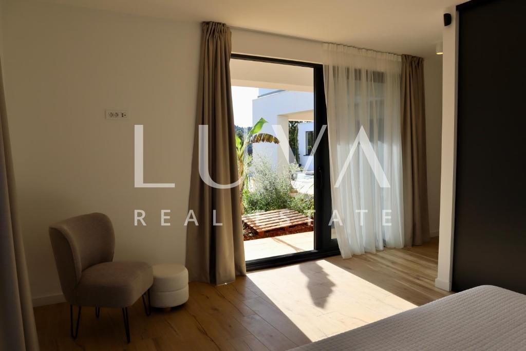 Šolta, Rogač, luksuzna vila s bazenom uz more na prodaju