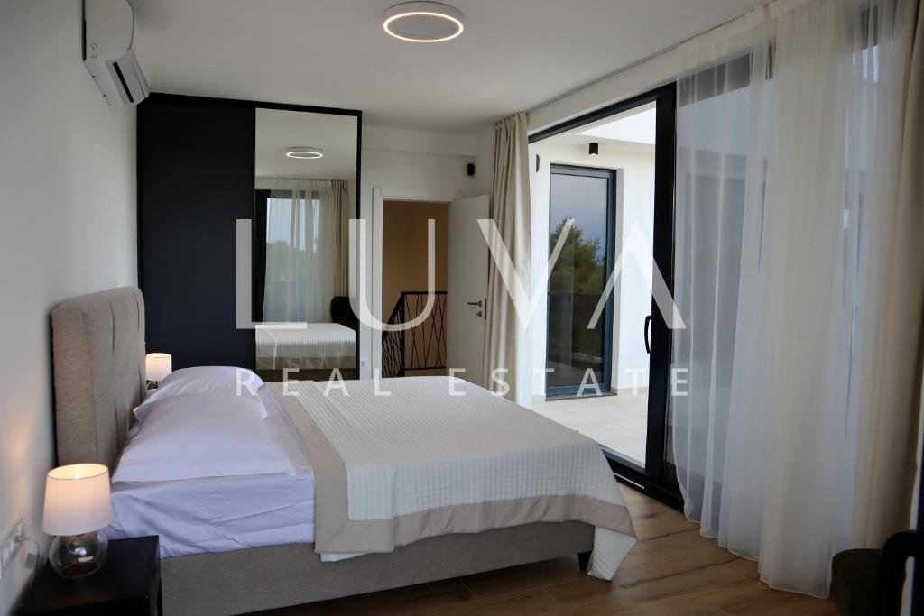 Šolta, Rogač, luksuzna vila s bazenom uz more na prodaju