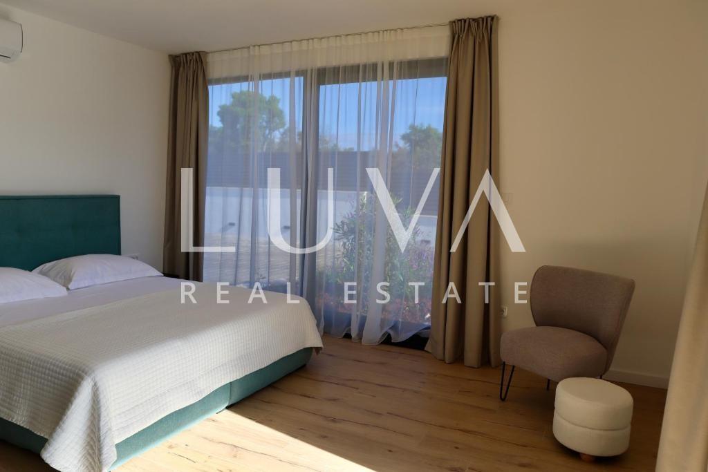 Šolta, Rogač, luksuzna vila s bazenom uz more na prodaju