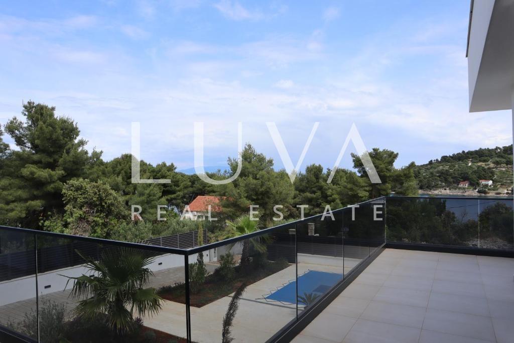 Šolta, Rogač, luksuzna vila s bazenom uz more na prodaju