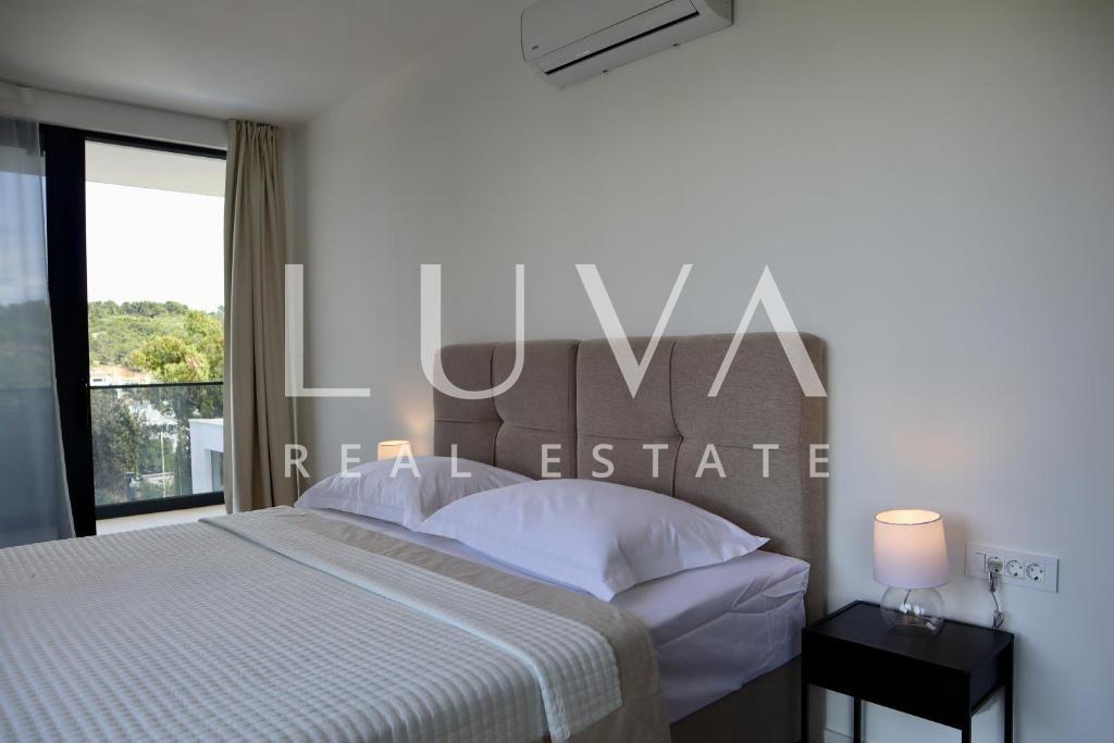 Šolta, Rogač, luksuzna vila s bazenom uz more na prodaju