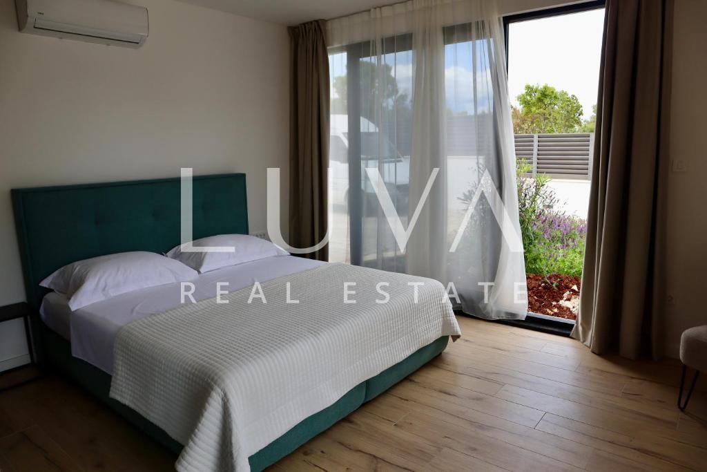 Šolta, Rogač, luksuzna vila s bazenom uz more na prodaju