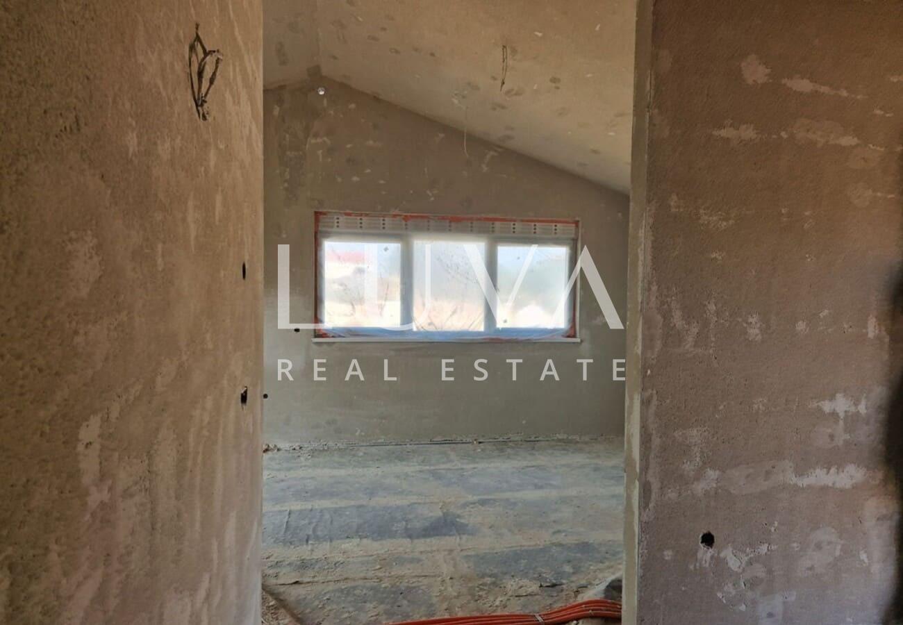 Istria, Kaštelir, modern ground floor house of 95 m² with courtyard for sale
