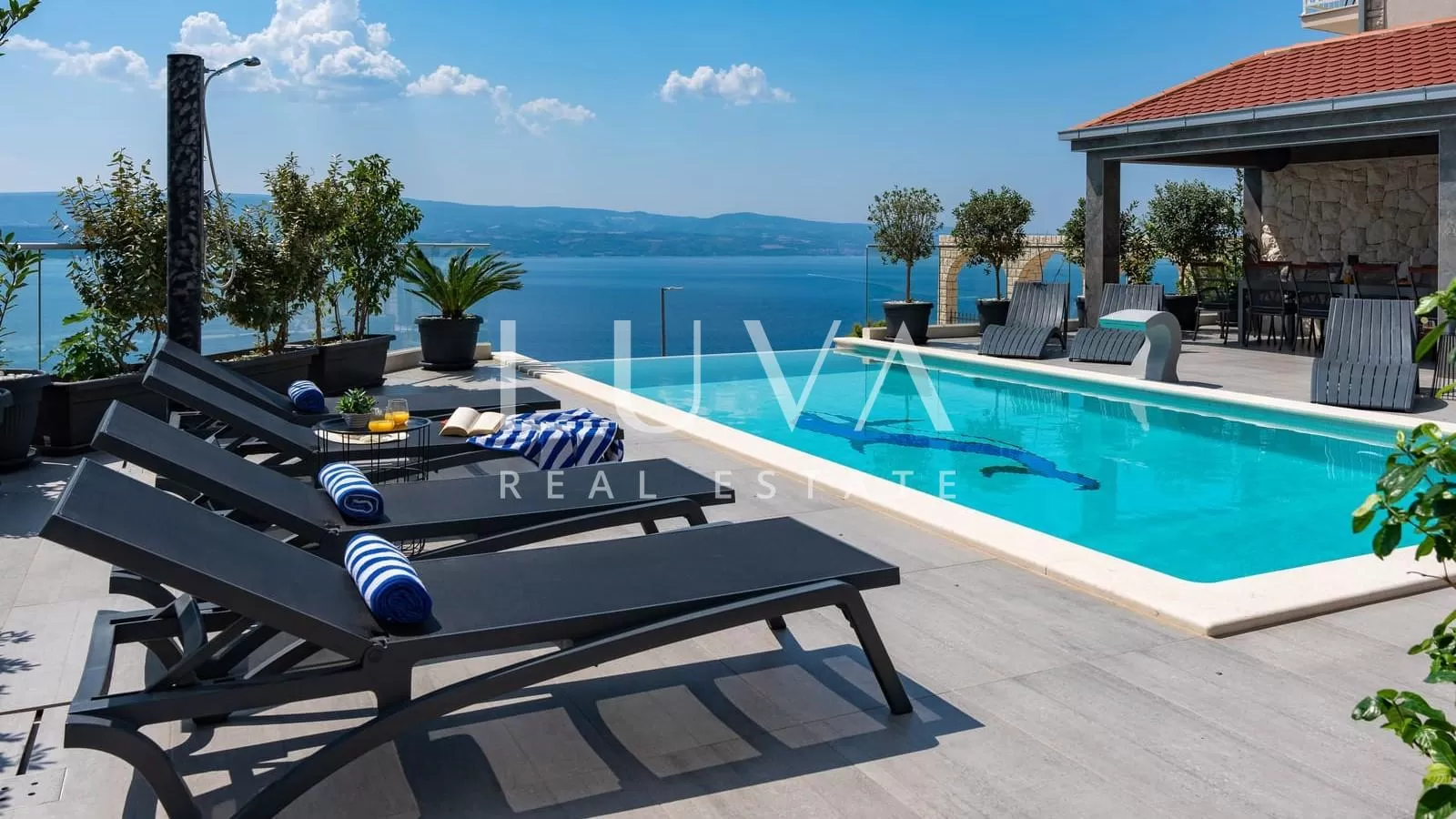 Stanići, Omiš, luxuriöse Villa mit Pool in der Nähe des Meeres zum Verkauf