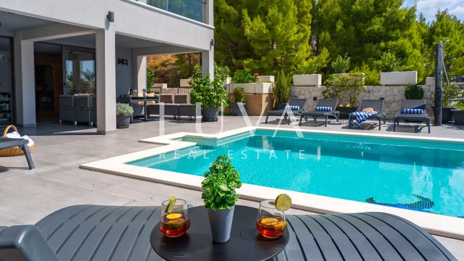 Stanići, Omiš, luxuriöse Villa mit Pool in der Nähe des Meeres zum Verkauf
