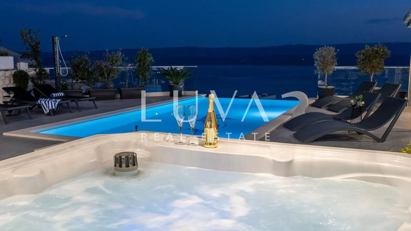 Stanići, Omiš, luxuriöse Villa mit Pool in der Nähe des Meeres zum Verkauf