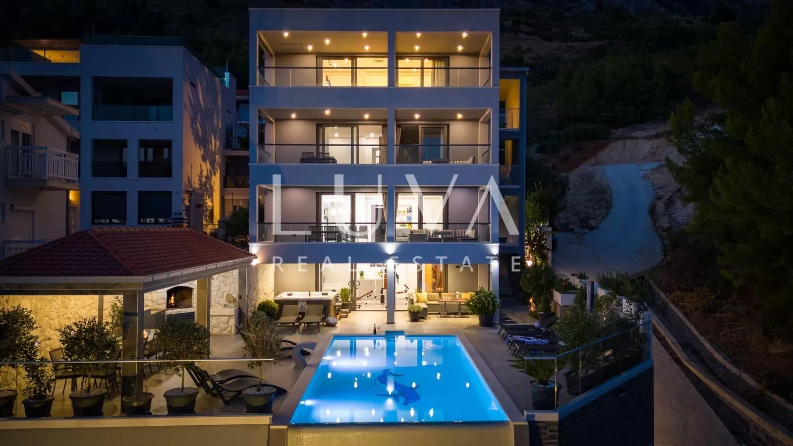 Stanići, Omiš, luxuriöse Villa mit Pool in der Nähe des Meeres zum Verkauf