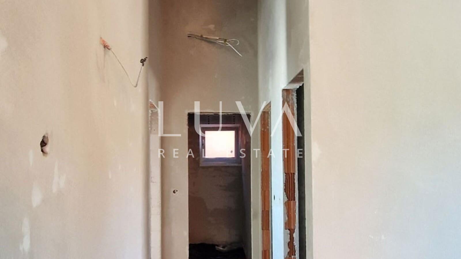 Istra, Kaštelir, moderna prizemnica, 88 m2 s dvorištem na prodaju