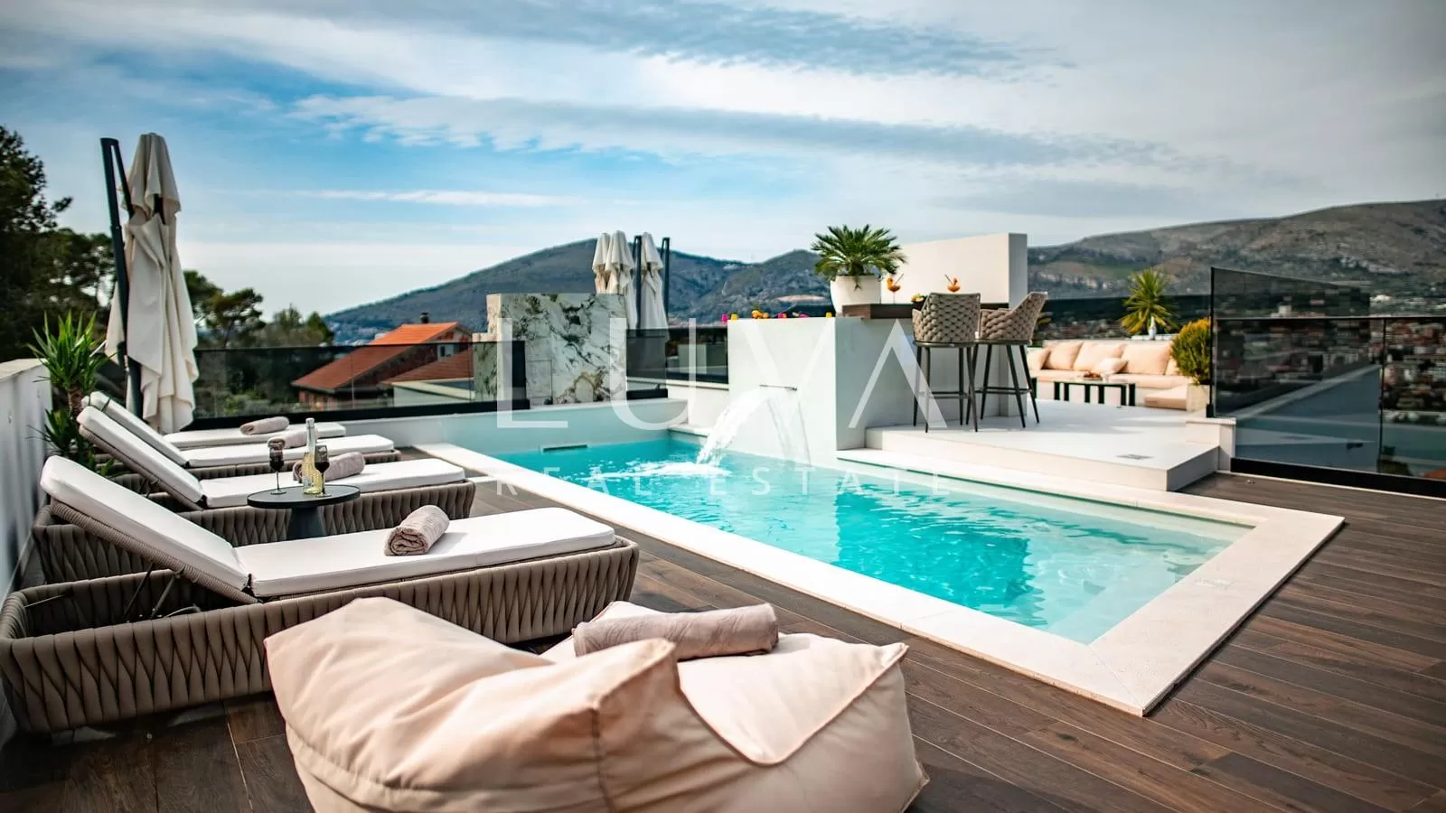 Trogir, luksuzna vila s bazenom i pogledom na more na prodaju