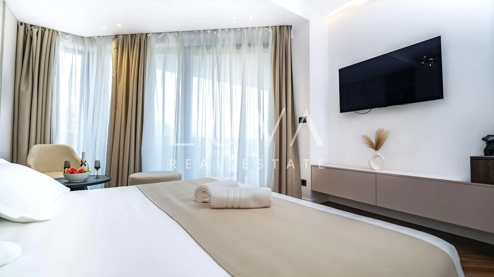 Trogir, luksuzna vila s bazenom i pogledom na more na prodaju