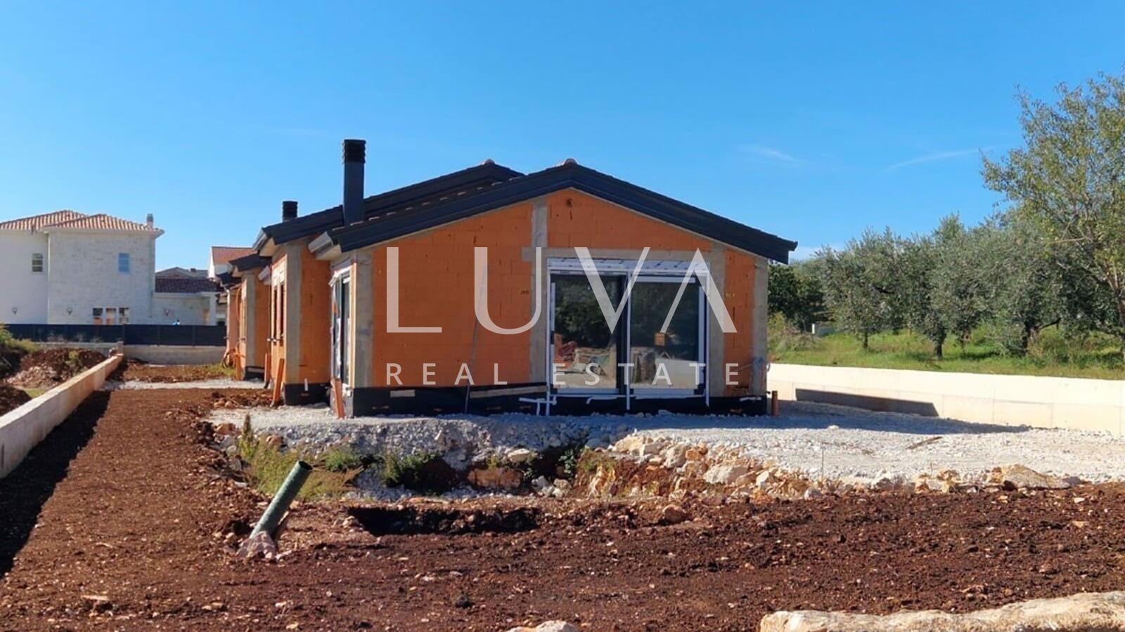 Istria, Kaštelir, modern ground floor house of 92 m² with swimming pool for sale