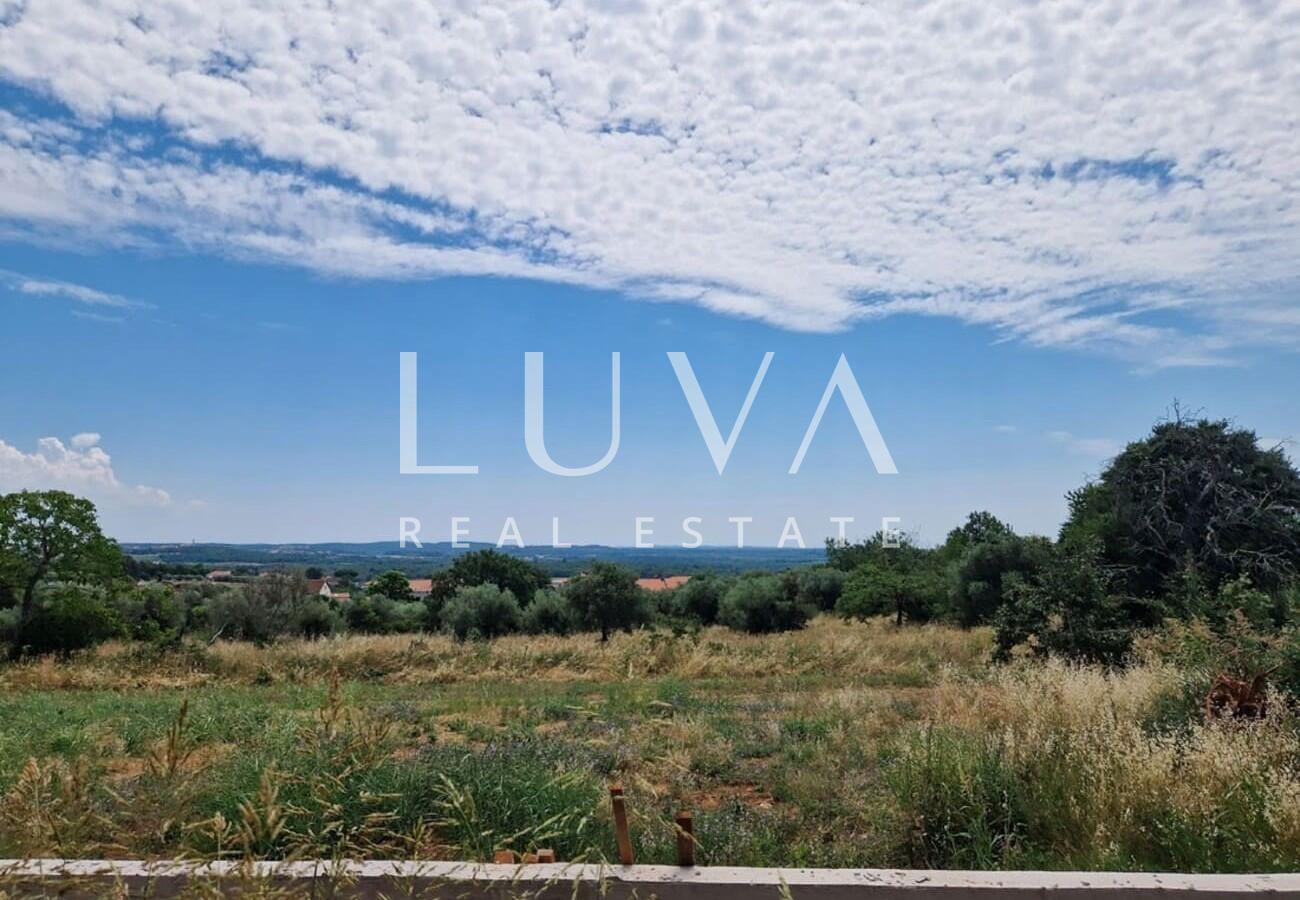Istria, Kaštelir, modern ground floor house of 92 m² with swimming pool for sale