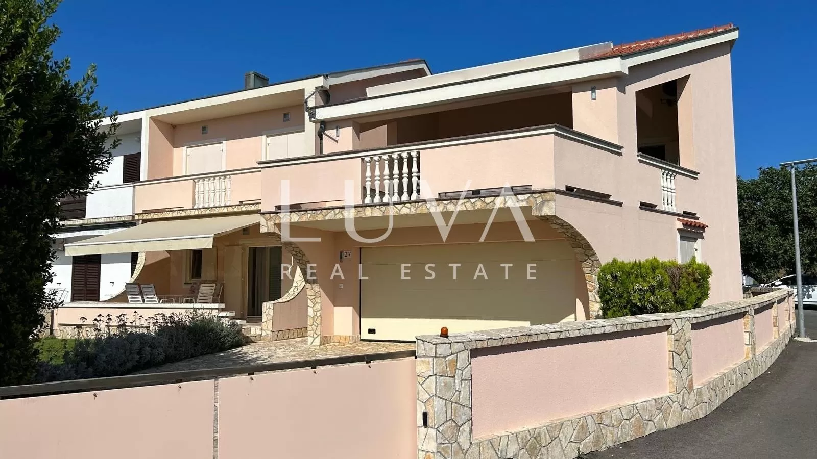 Spacious Semi-Detached House 275m2 for Sale in Nin