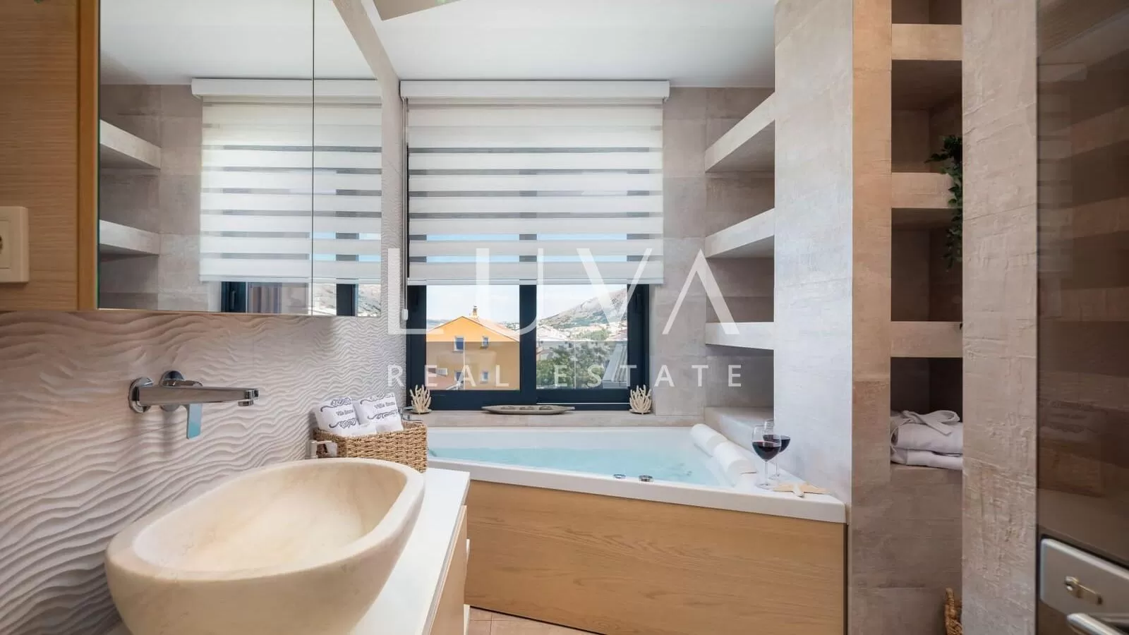 Pag, luxuriöse Villa mit Pool nahe dem Meer zu verkaufen