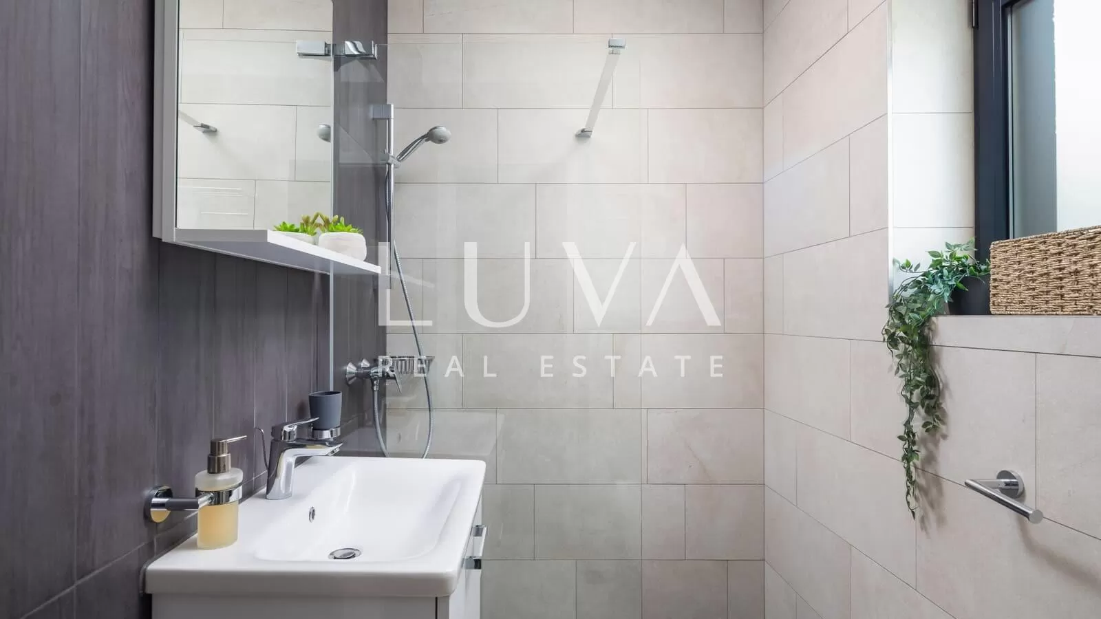 Pag, luxuriöse Villa mit Pool nahe dem Meer zu verkaufen