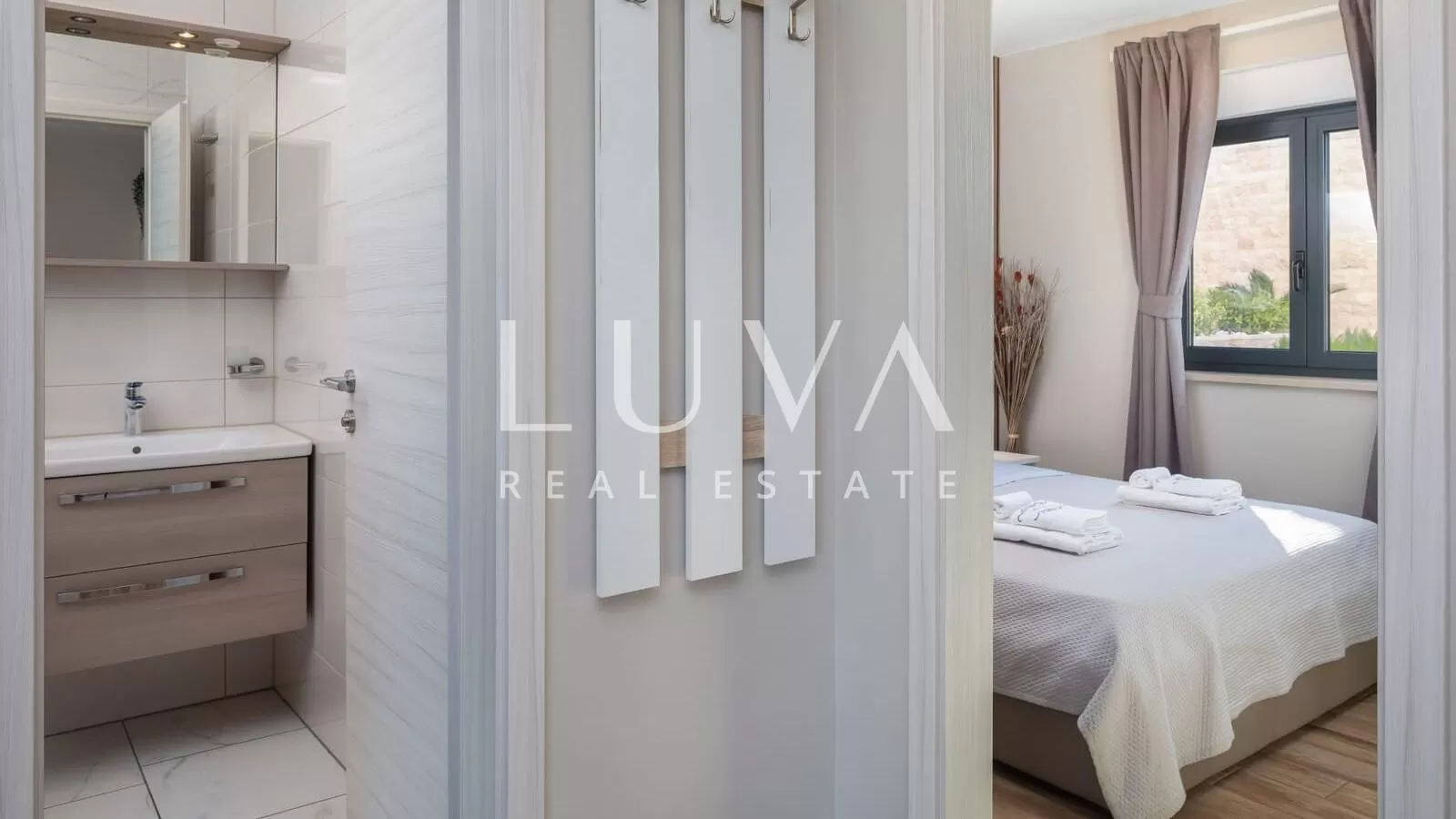 Pag, luxuriöse Villa mit Pool nahe dem Meer zu verkaufen