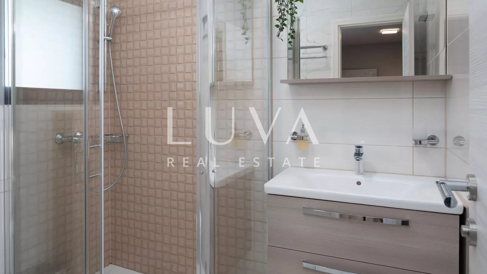 Pag, luxuriöse Villa mit Pool nahe dem Meer zu verkaufen