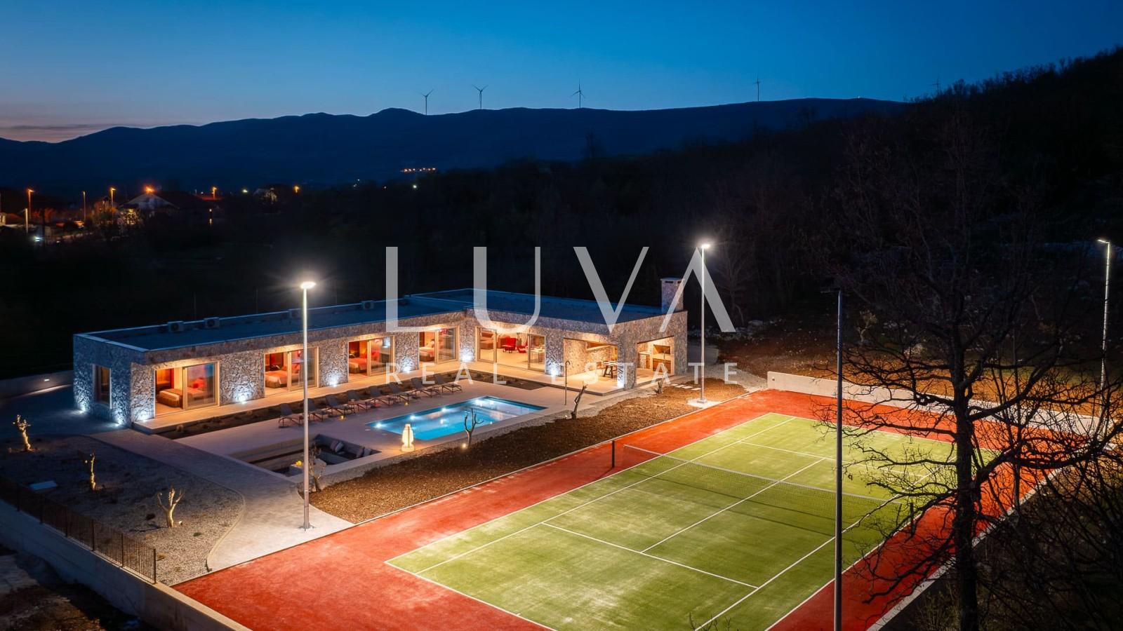 Dicmo, Split, luksuzna vila s bazenom i tenis terenom na prodaju