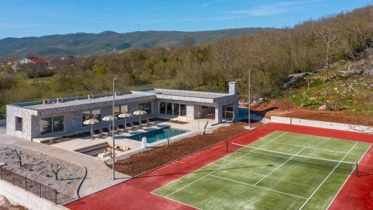 Dicmo, Split, luksuzna vila s bazenom i tenis terenom na prodaju