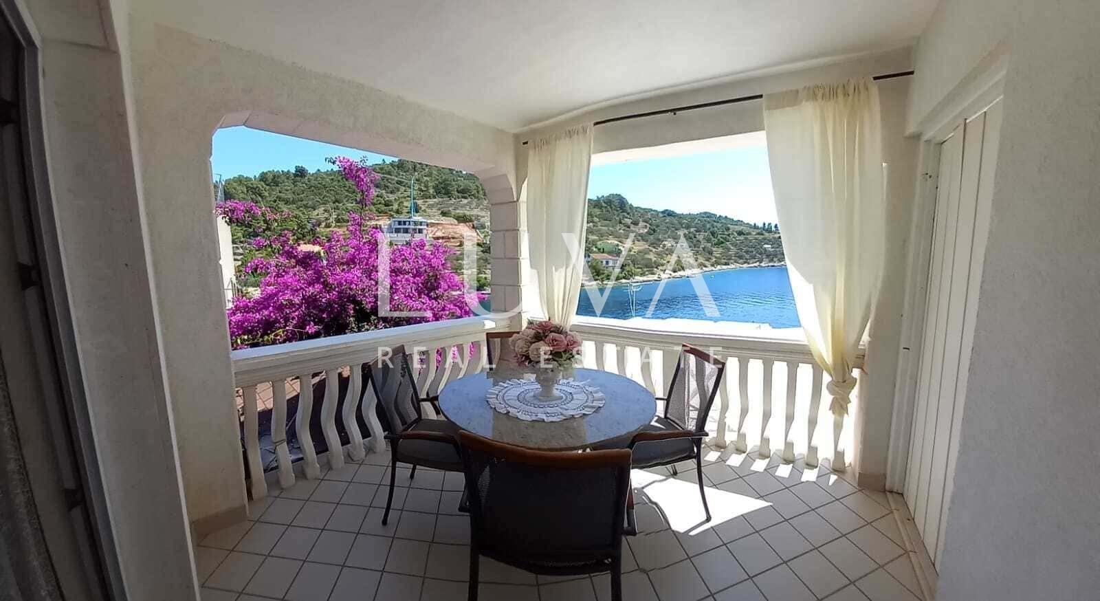 Korčula, Vela Luka, Haus mit Apartments direkt am Meer zu verkaufen
