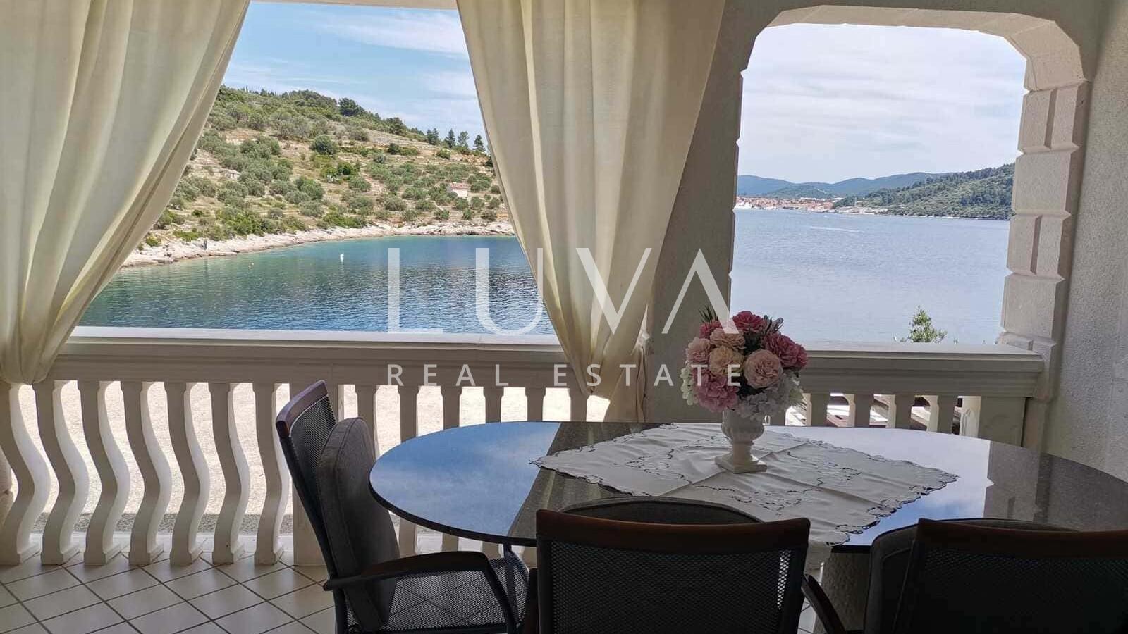 Korčula, Vela Luka, Haus mit Apartments direkt am Meer zu verkaufen