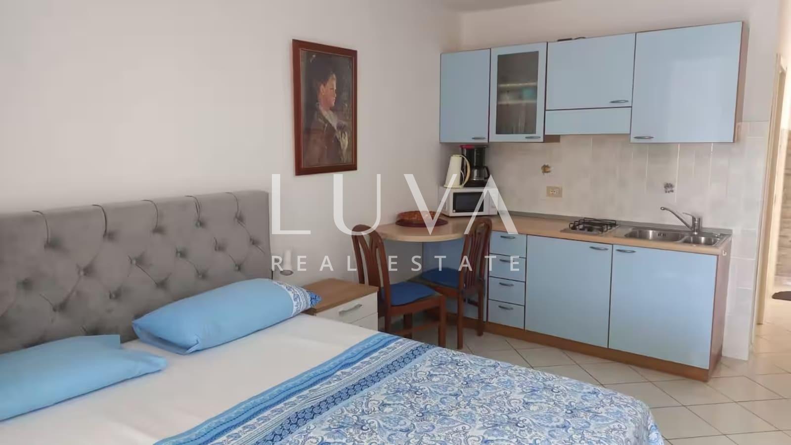 Korčula, Vela Luka, Haus mit Apartments direkt am Meer zu verkaufen
