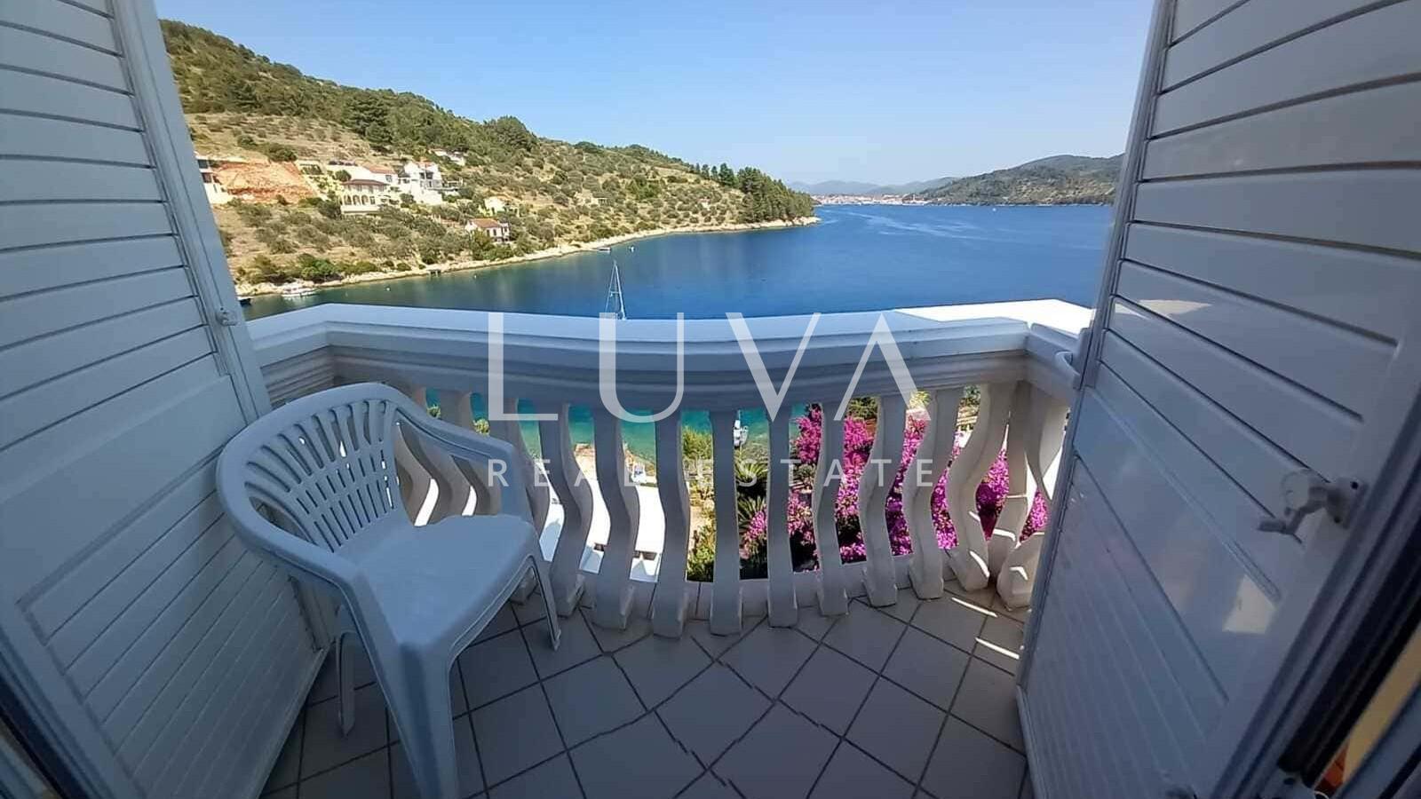 Korčula, Vela Luka, Haus mit Apartments direkt am Meer zu verkaufen
