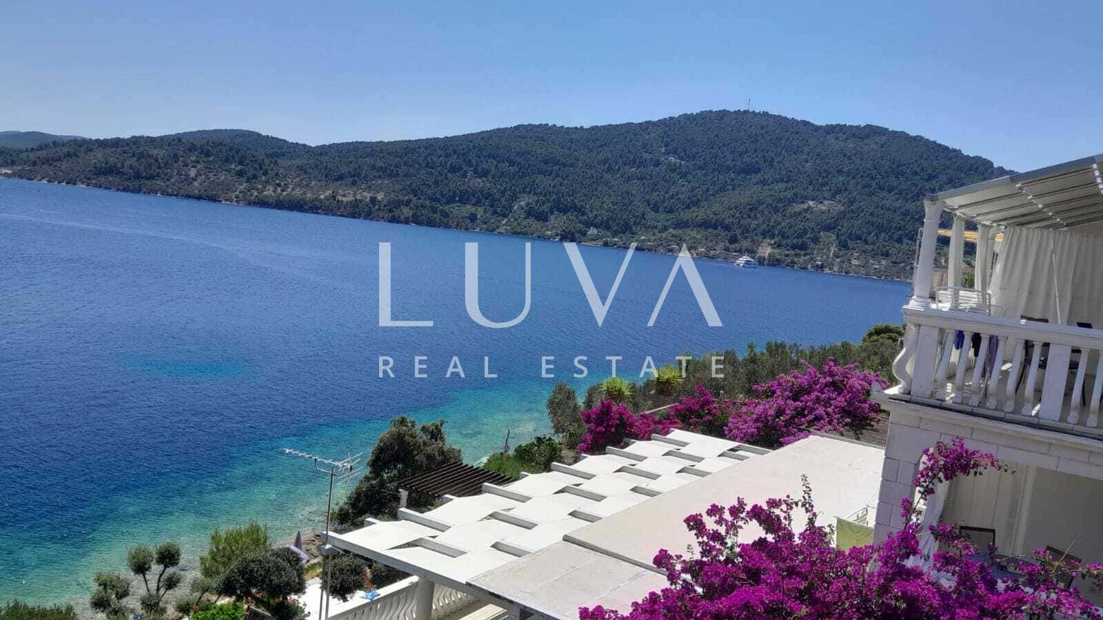 Korčula, Vela Luka, Haus mit Apartments direkt am Meer zu verkaufen