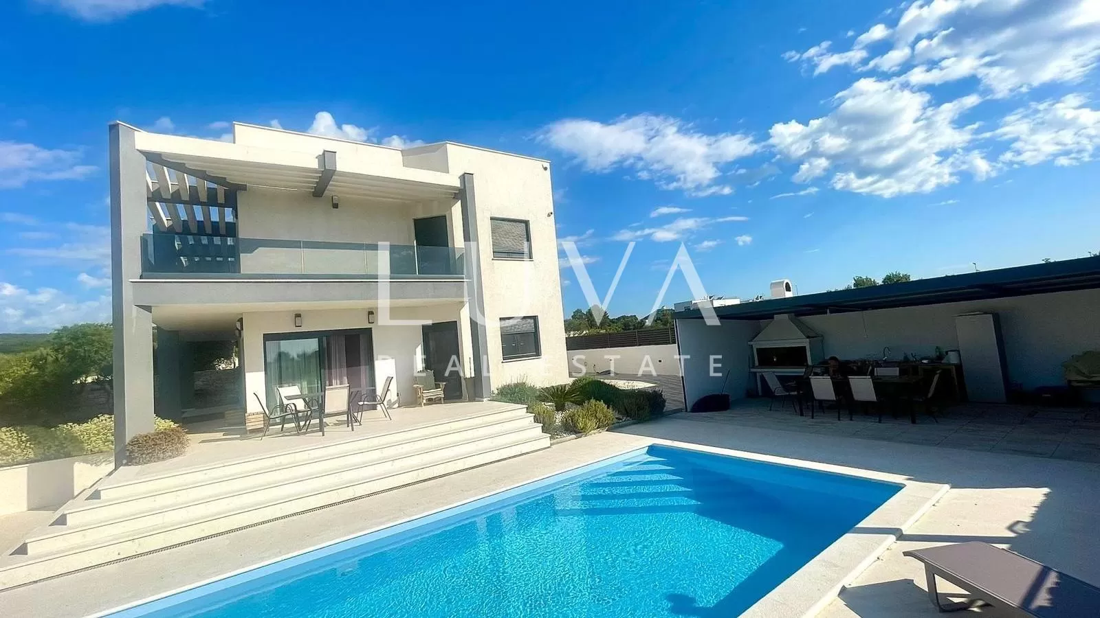 Vodice, luxuriöse Villa mit Pool zu verkaufen