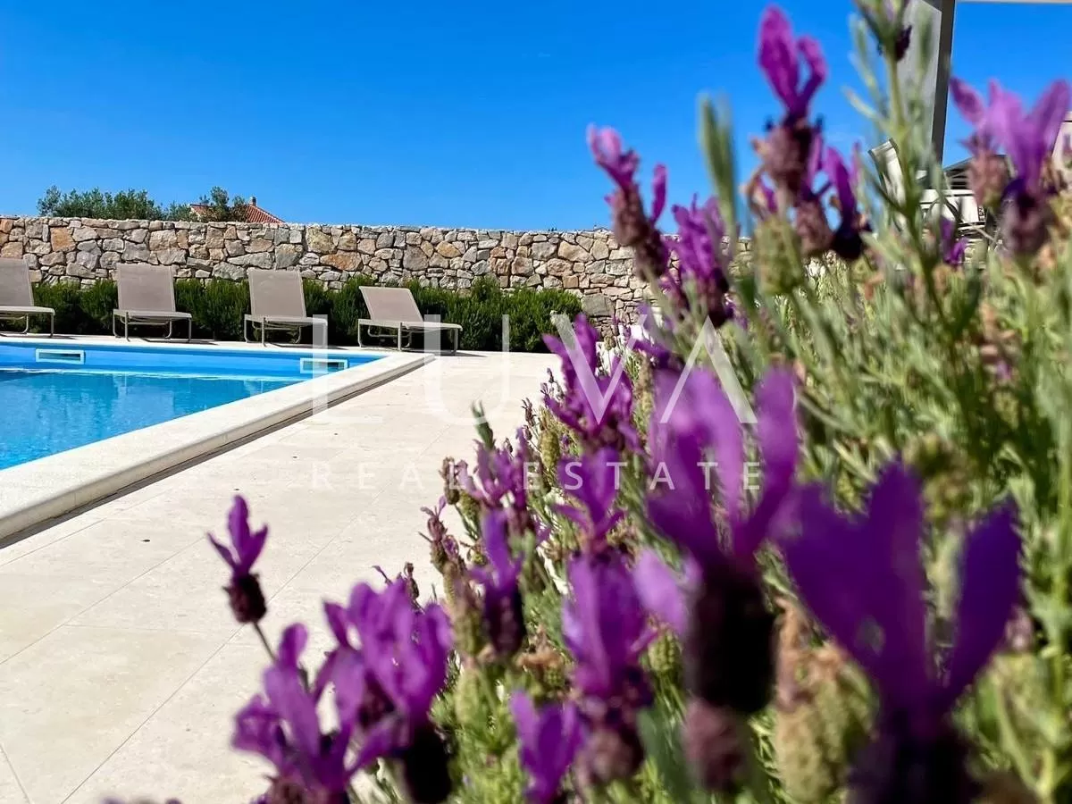 Vodice, luxuriöse Villa mit Pool zu verkaufen