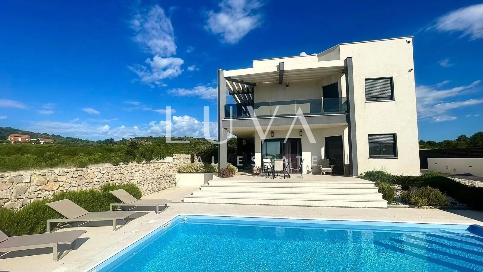 Vodice, luxuriöse Villa mit Pool zu verkaufen