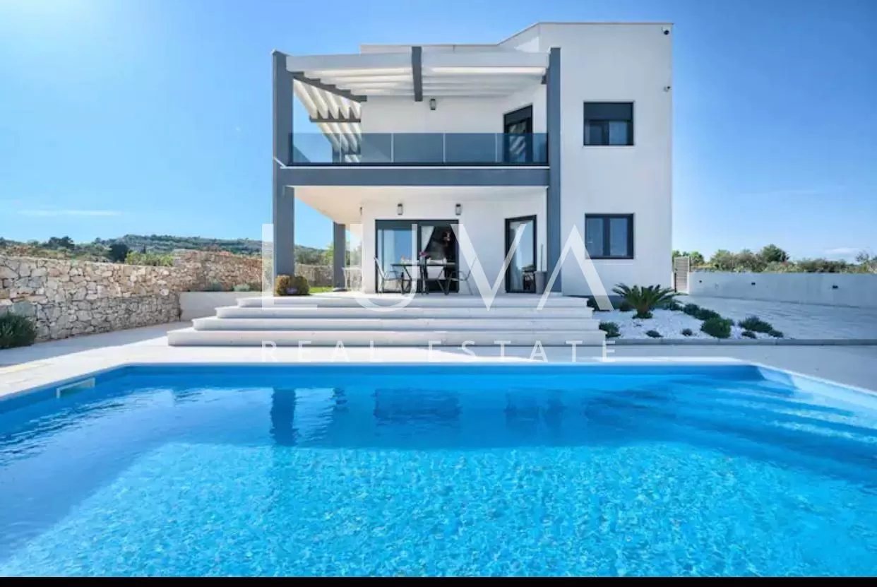 Vodice, luxuriöse Villa mit Pool zu verkaufen