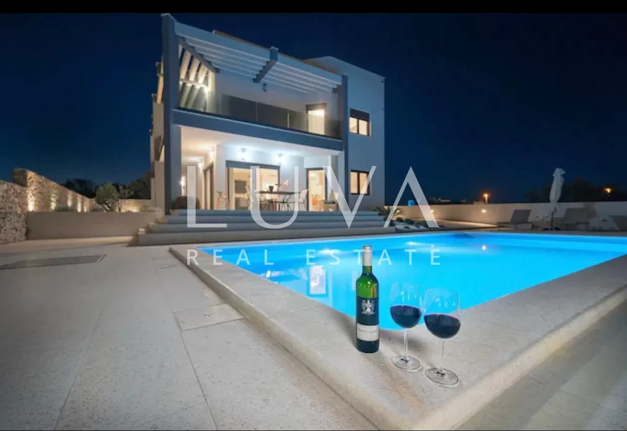 Vodice, luxuriöse Villa mit Pool zu verkaufen