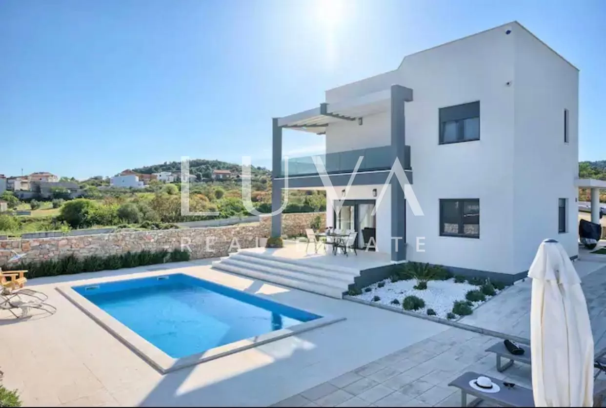 Vodice, luxuriöse Villa mit Pool zu verkaufen