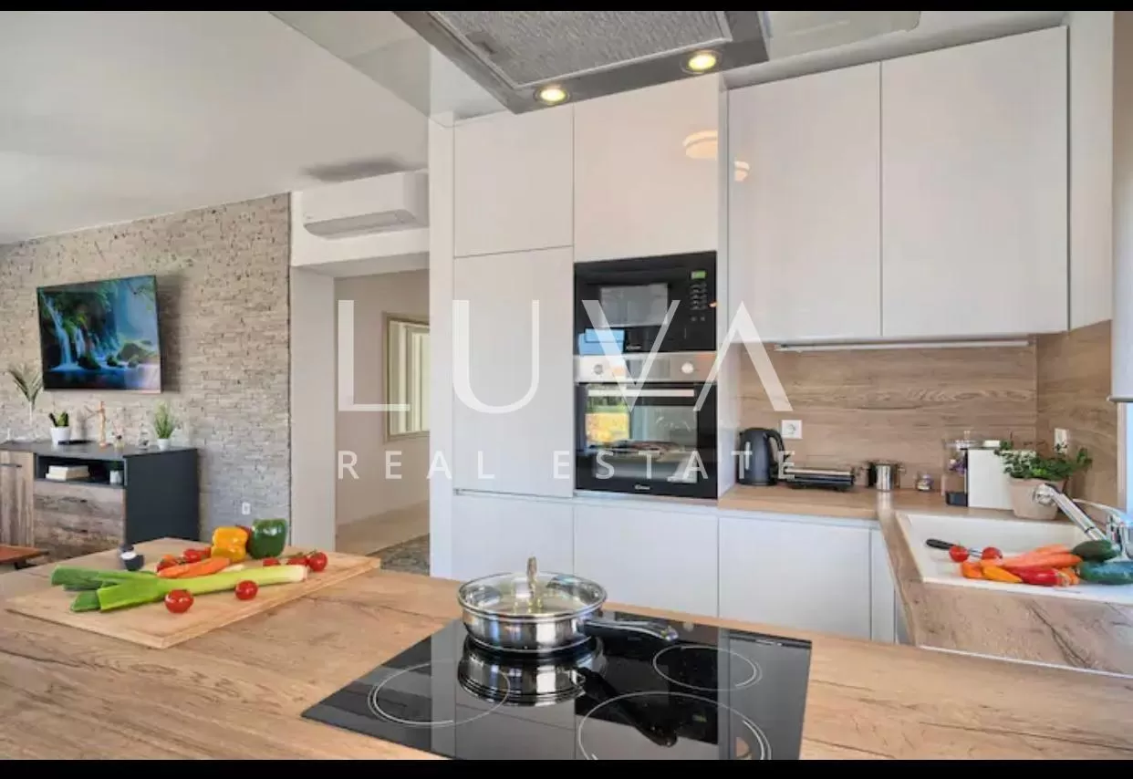 Vodice, luxuriöse Villa mit Pool zu verkaufen