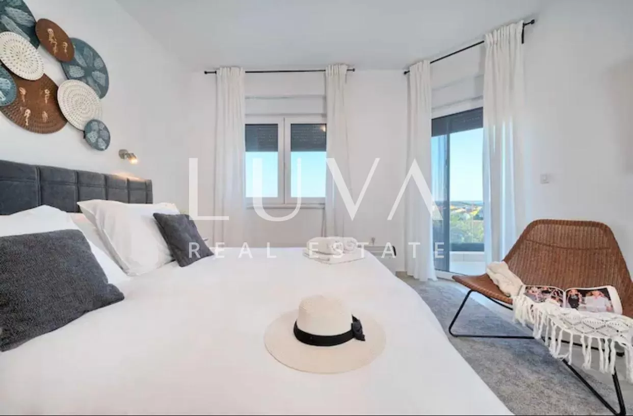 Vodice, luxuriöse Villa mit Pool zu verkaufen