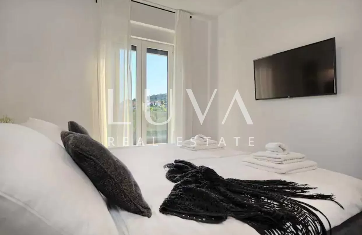 Vodice, luxuriöse Villa mit Pool zu verkaufen