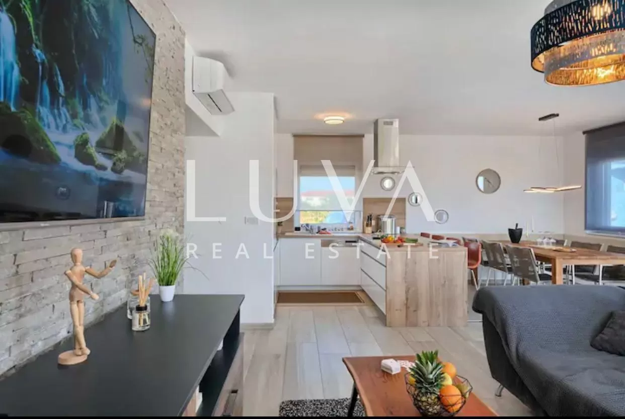 Vodice, luxuriöse Villa mit Pool zu verkaufen