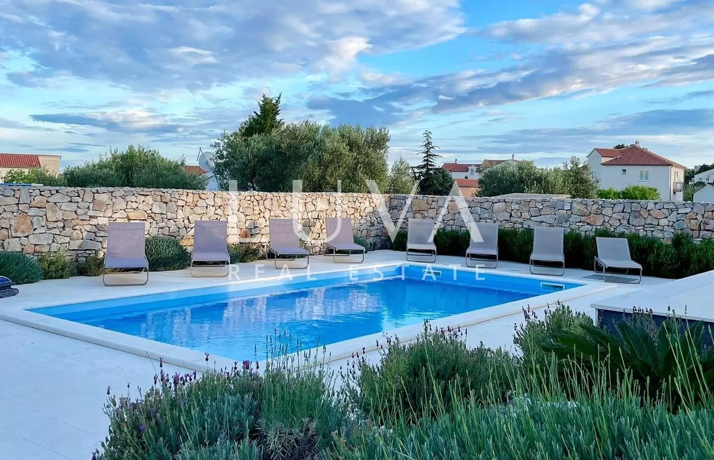 Vodice, luxuriöse Villa mit Pool zu verkaufen