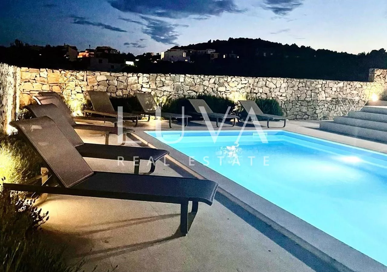 Vodice, luxuriöse Villa mit Pool zu verkaufen