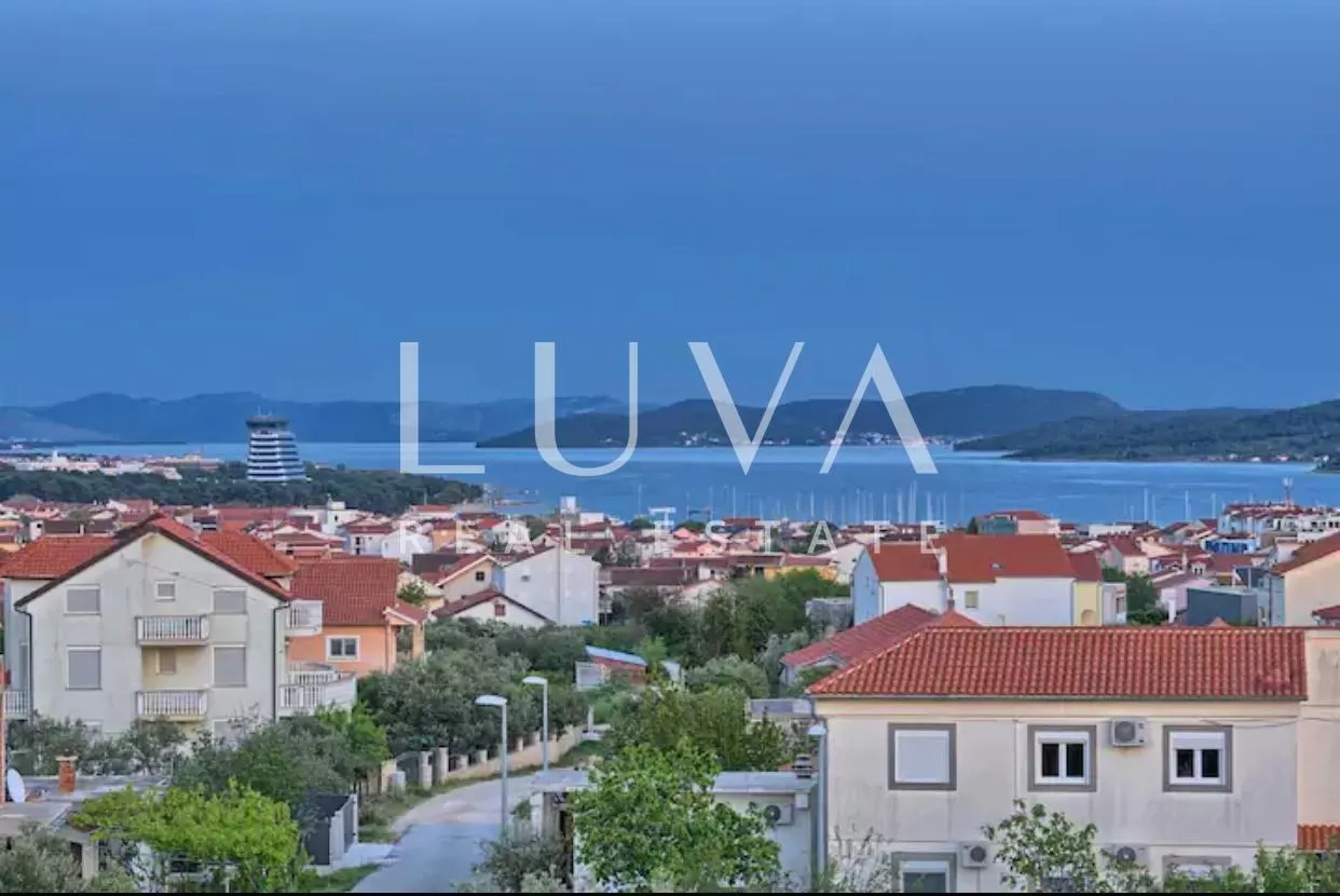 Vodice, luxuriöse Villa mit Pool zu verkaufen