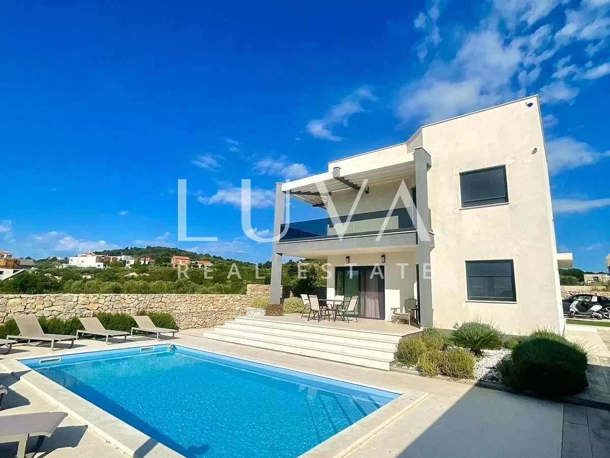 Vodice, luxuriöse Villa mit Pool zu verkaufen