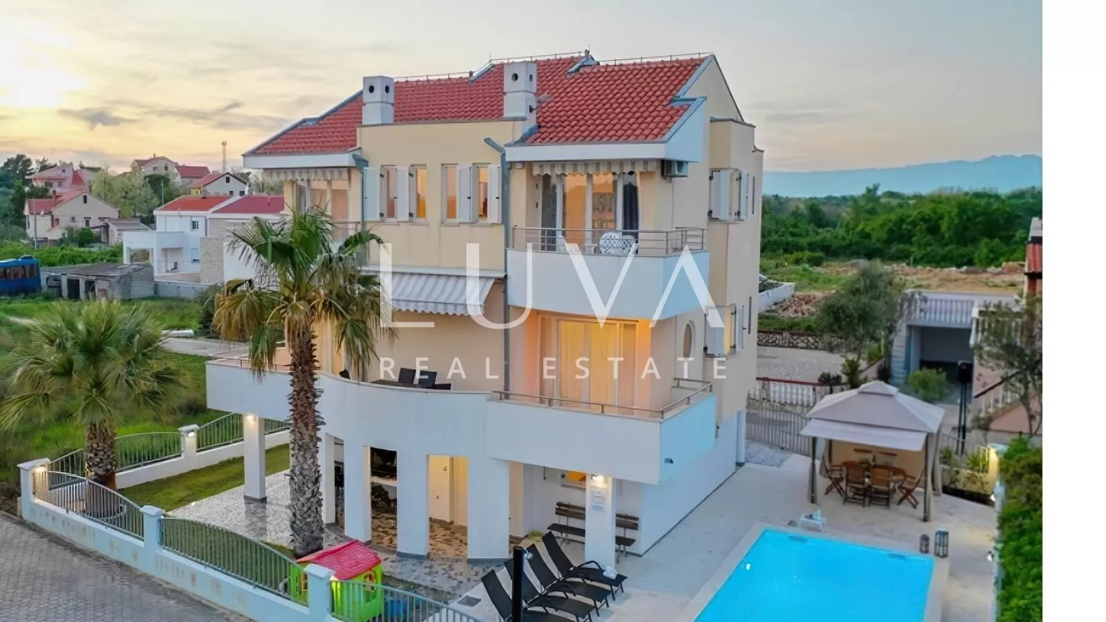 Privlaka, apartmanska kuća s bazenom na prodaju
