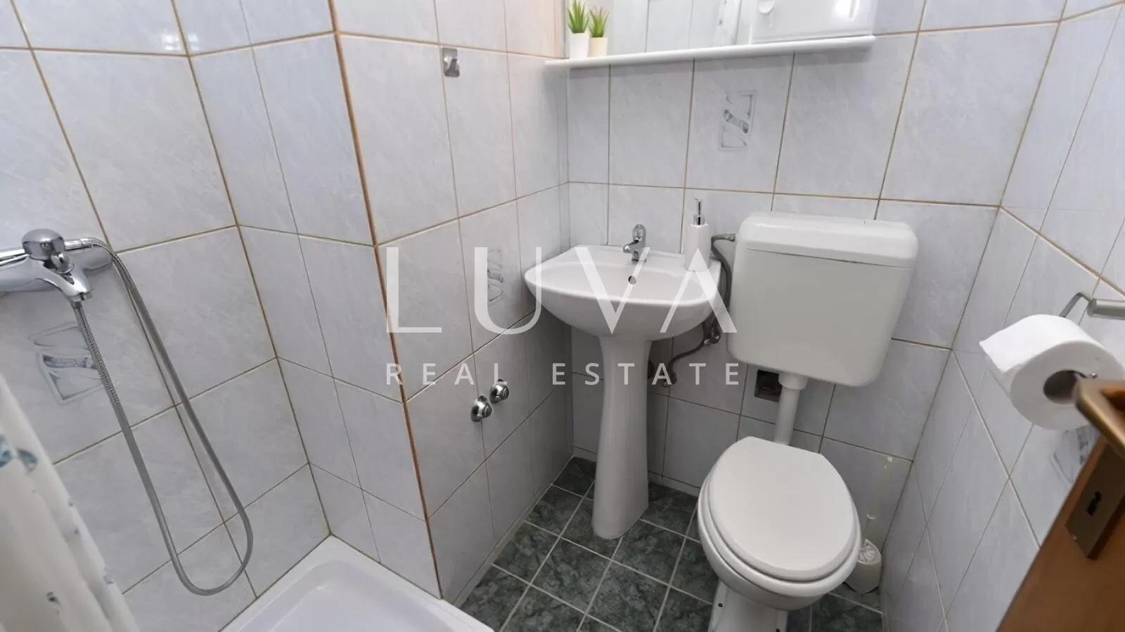 Privlaka, apartmanska kuća s bazenom na prodaju