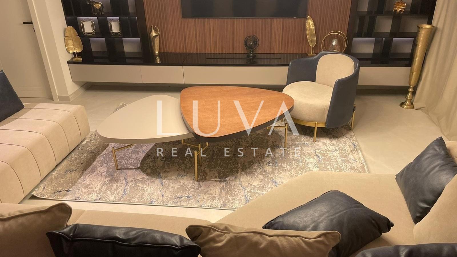 Zadar, Kožino, Verkauf eines luxuriösen Penthouses mit Pool am Meer